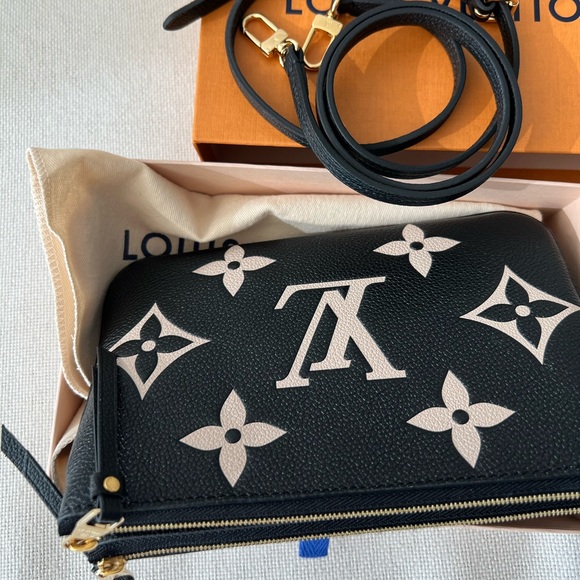 NIB Louis Vuitton Double Zip Pochette Crossbody🖤 - Picture 4 of 5